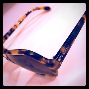 PRADA - OVERSIZED SUNGLASSES